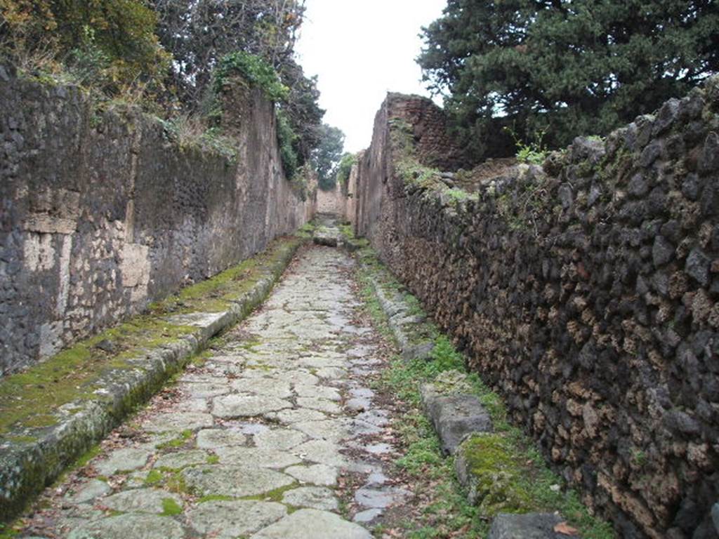 VIII.6. Pompeii. December 2004. Vicolo delle Pareti Rosse looking west .VIII.5.36 

