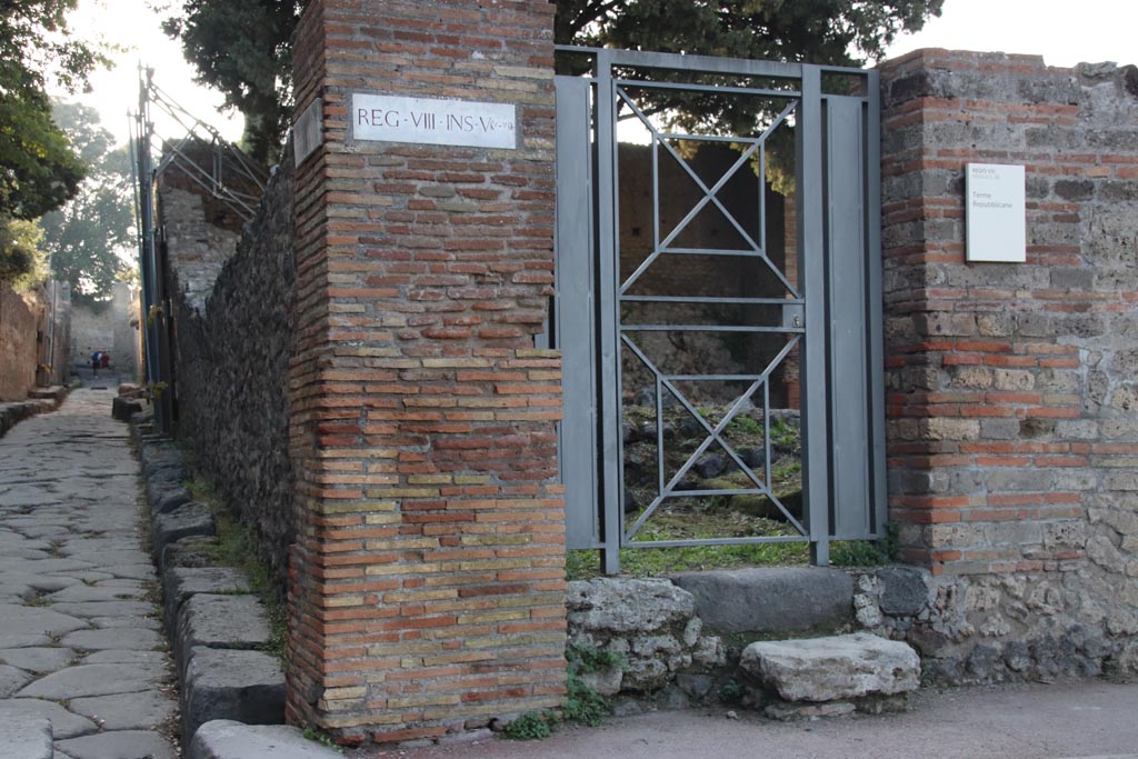VIII.5.36 Pompeii. October 2023. 
Looking west along Vicolo delle Pareti Rosse on south side of present-day entrance doorway. Photo courtesy of Klaus Heese.
