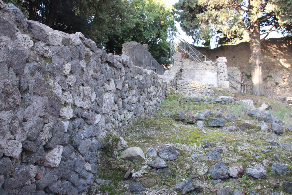 VIII.5.36 Pompeii. October 2022. Looking west along rooms on south side, from entrance doorway. Photo courtesy of Klaus Heese. 