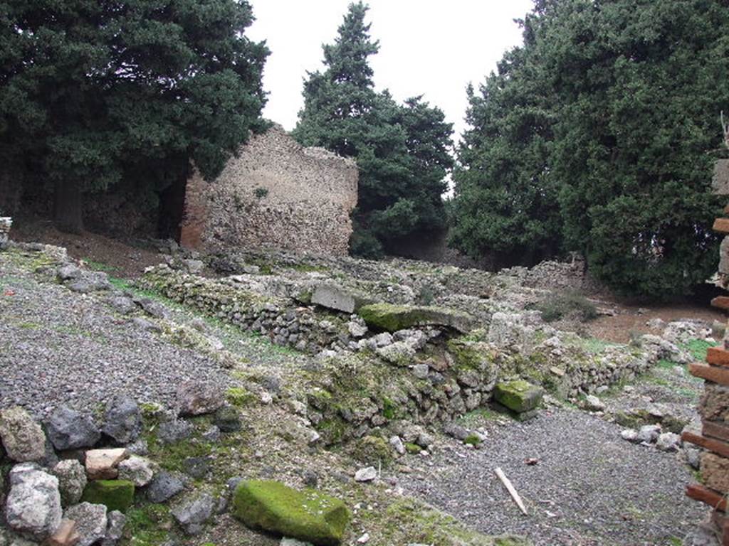 VIII.5.36 Pompeii.  December 2006.  Looking north west from entrance.  