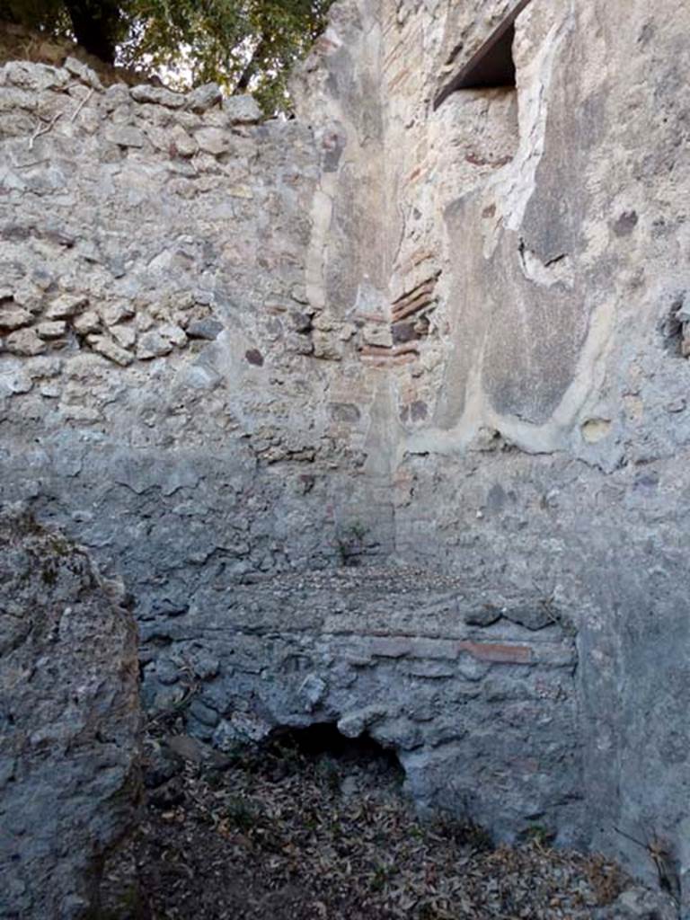 VIII.6.9 Pompeii. September 2011. Looking towards cooking bench in north-west corner of stairs, or slope. The stairs/slope, on the left behind the wall, would have led south up to the peristyle area. At the bench in the north-west corner, the stairs/slope would have turned to the east towards the lower basement rooms.
