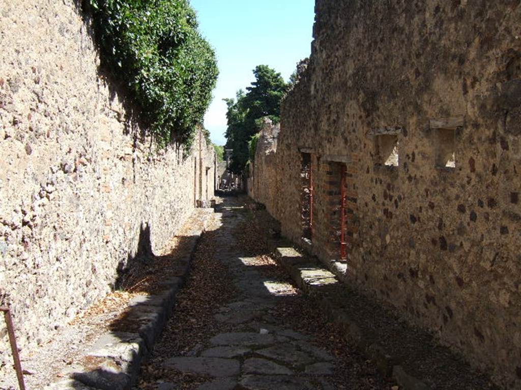 VIII.5 Pompeii. September 2005.  Vicolo delle Pareti Rosse, looking east.  VIII.6.9.