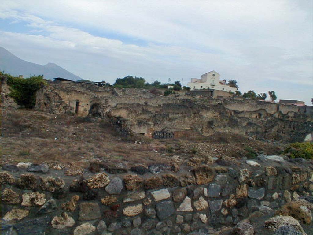 Pompeii. September 2004. Regio I.3 and I.4 from top of Little Theatre looking NNE. 