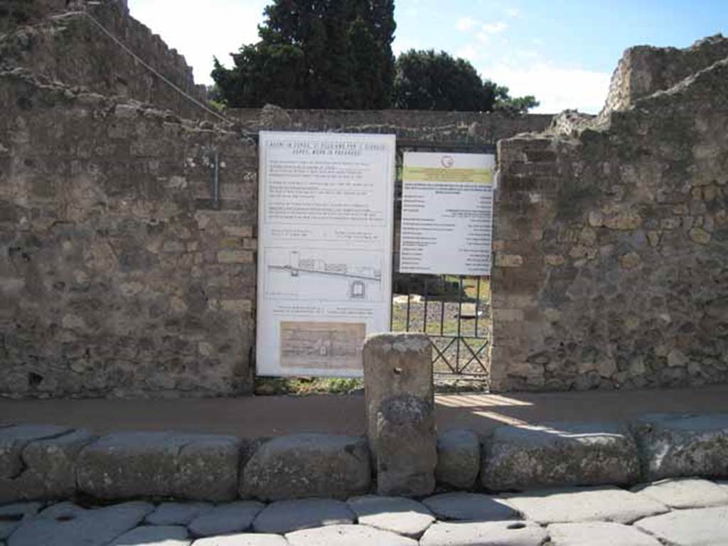 VIII.7.25 Pompeii. September 2010. Entrance doorway, looking west towards temple of Isis. Photo courtesy of Drew Baker.
