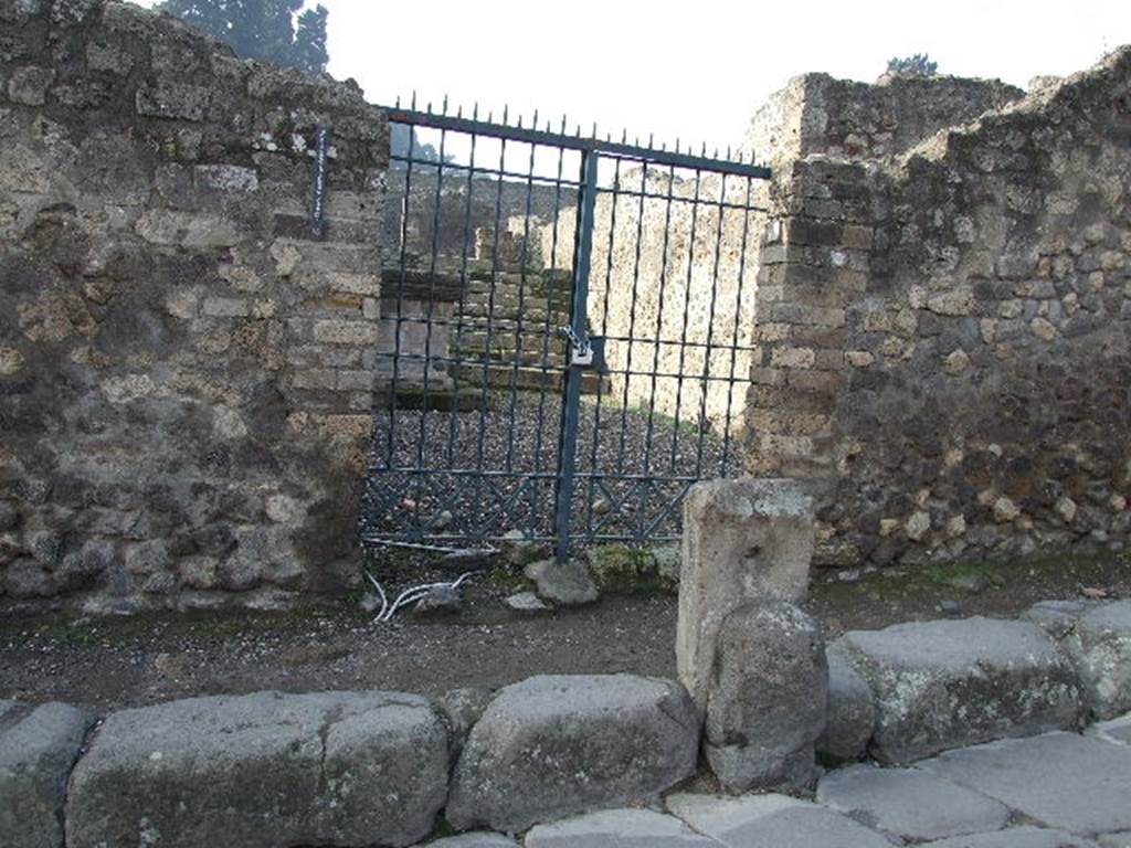 VIII.7.25 Pompeii. May 2005. Entrance and fountain.