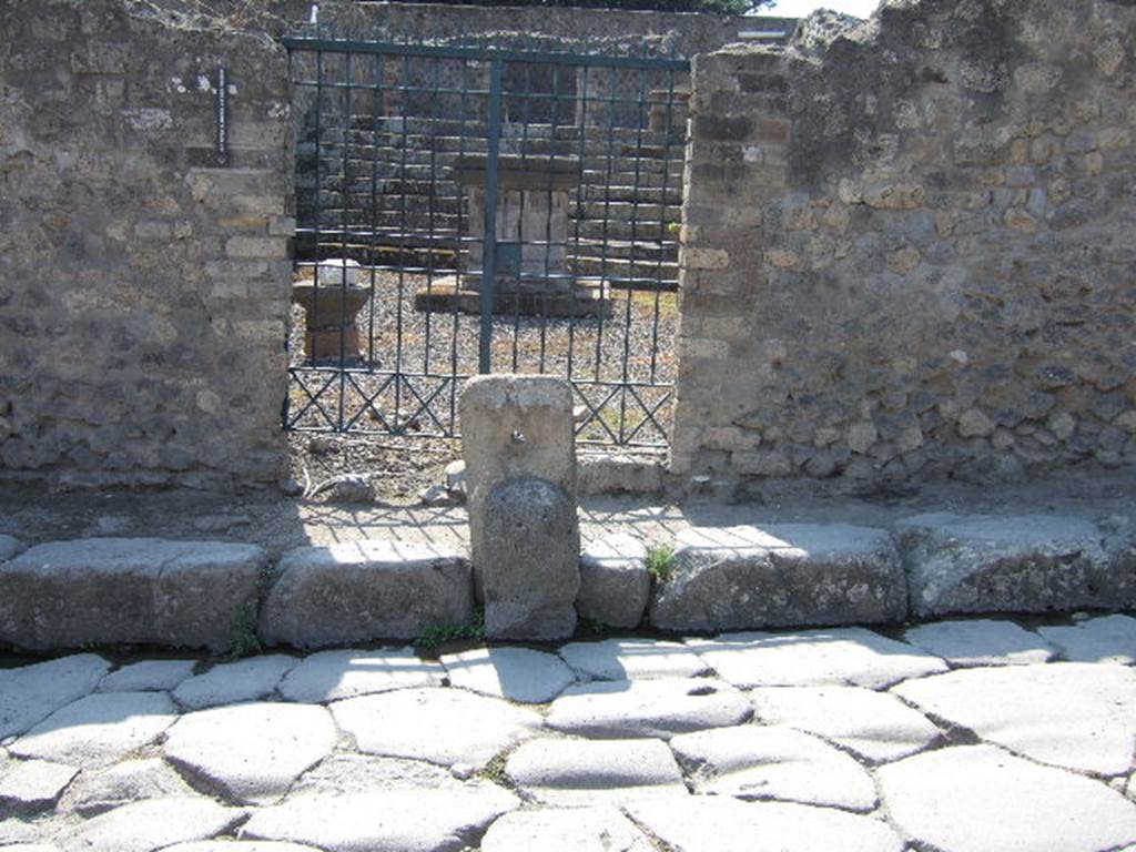 VIII.7.25 Pompeii. December 2006. Fountain outside Temple on Via Stabia.