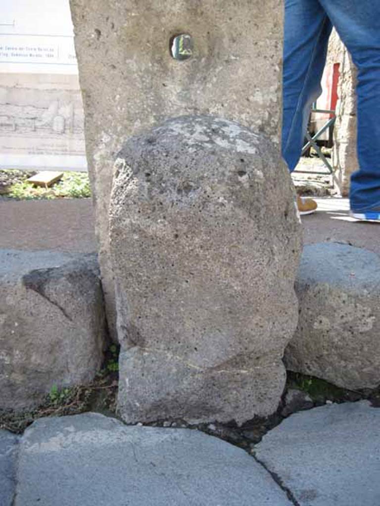 VIII.7.25 Pompeii. September 2010. Detail of feature outside temple. Looking west. Photo courtesy of Drew Baker.
