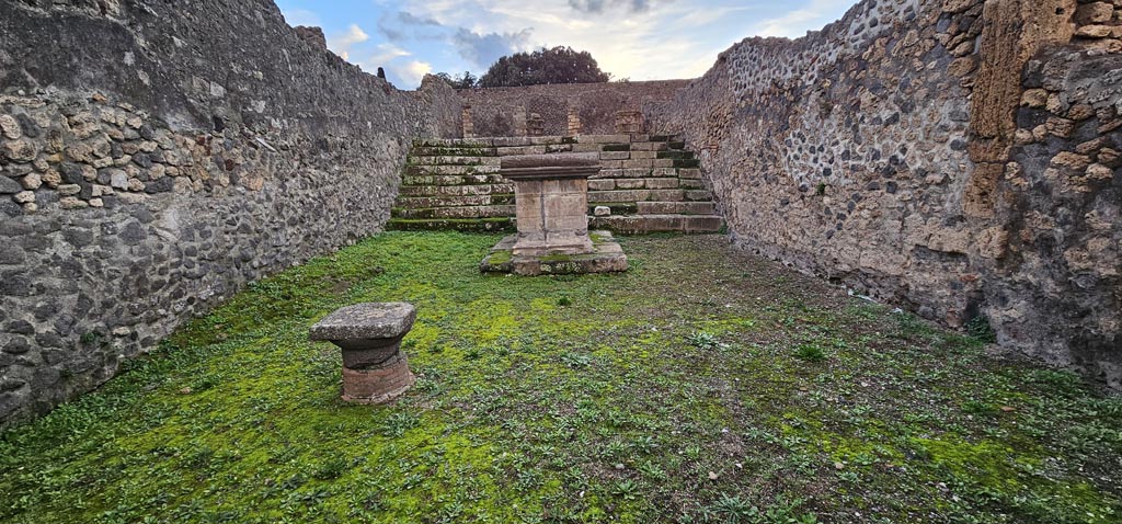 VIII.7.25 Pompeii. August 2021. Looking west from entrance doorway. Photo courtesy of Robert Hanson.