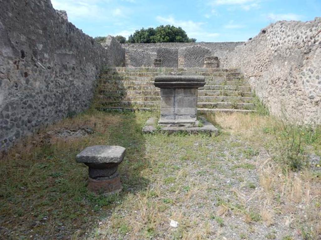 VIII.7.25 Pompeii. August 2021. Looking west to altar and steps leading to the Temple.
Foto Annette Haug, ERC Grant 681269 DÉCOR
