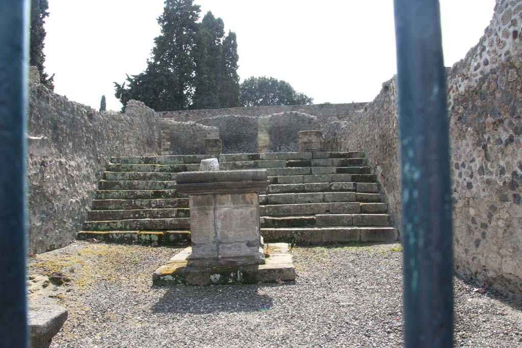 VIII.7.25, Pompeii. December 2018. Looking west to altar and steps leading to the Temple. Photo courtesy of Aude Durand.