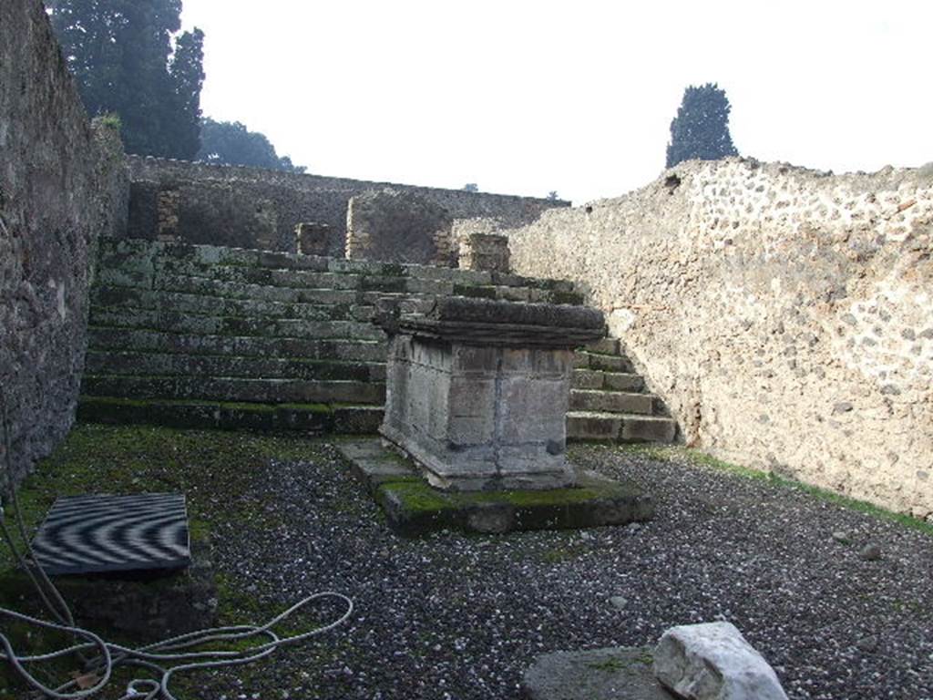 VIII.7.25 Pompeii. August 2021. Looking north-west towards altar in courtyard.
Foto Annette Haug, ERC Grant 681269 DÉCOR.
