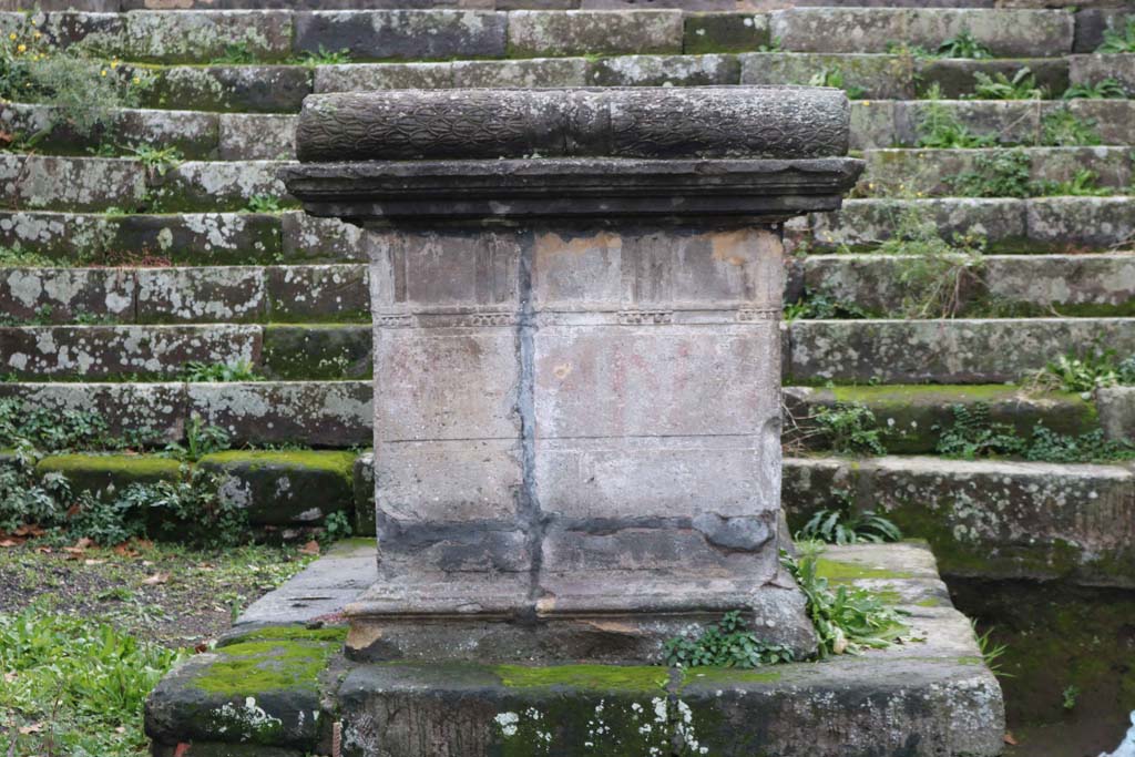 VIII.7.25, Pompeii. December 2018. Looking towards detail of east side of altar. Photo courtesy of Aude Durand.