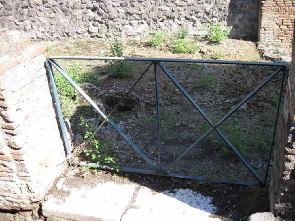 VIII.7.27 Pompeii. September 2010. Doorway 27A, from the passage into the room behind the entrance room of VIII.7.26. Looking east. Photo courtesy of Drew Baker.

