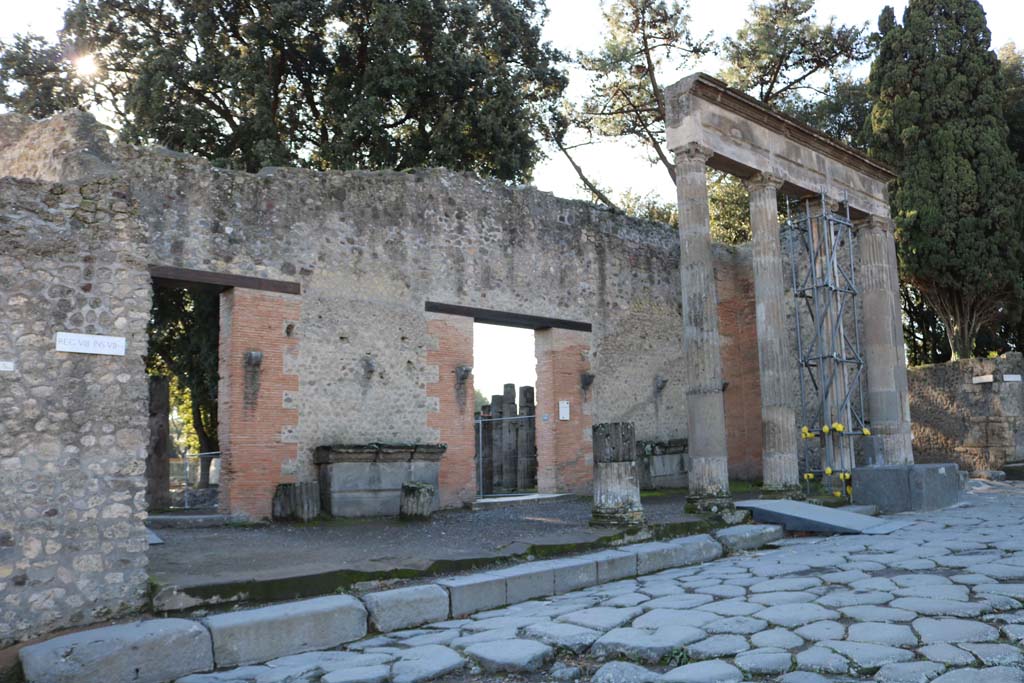 VIII.7.30, Pompeii. December 2018. 
Looking towards entrances on south side of Via del Tempio d’Iside. Photo courtesy of Aude Durand.
