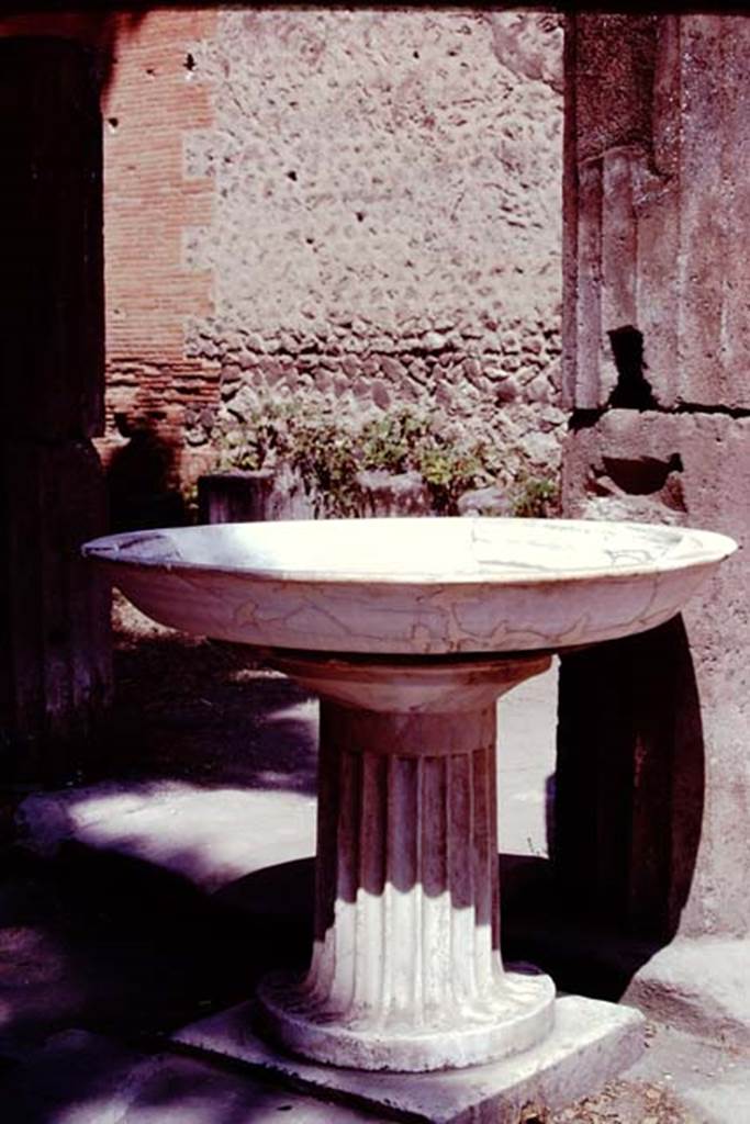 VIII.7.30 Pompeii. July 2021. Fountain on north side, looking west.
Foto Annette Haug, ERC Grant 681269 DÉCOR.
