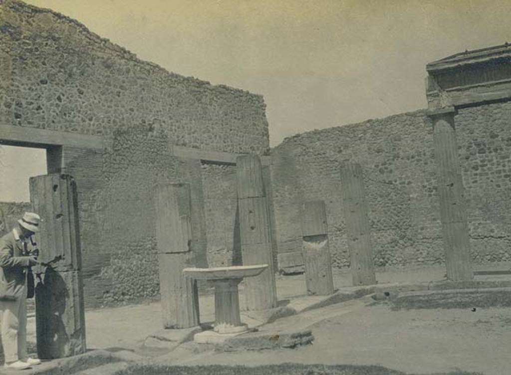 VIII.7.30 Pompeii. December 2005. Fountain on north side, looking east.