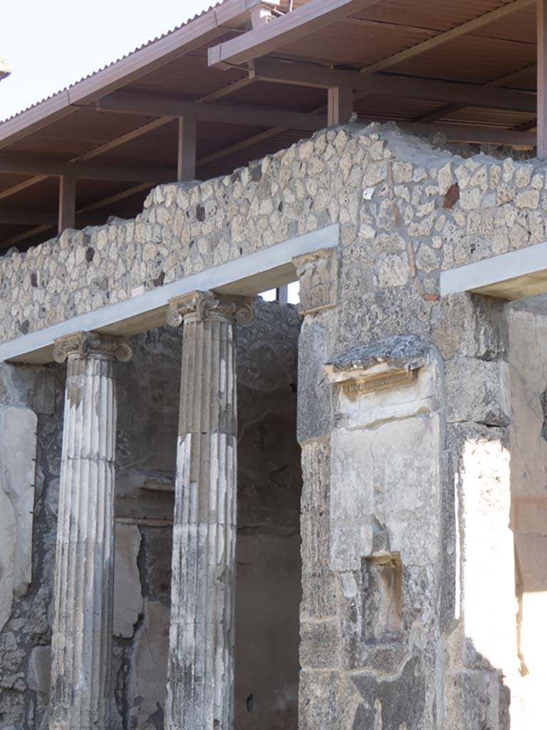 IX.1.20 Pompeii. September 2017. Room 5, on right, with window in wall next to east ala 6, on left. 
Foto Annette Haug, ERC Grant 681269 DÉCOR
