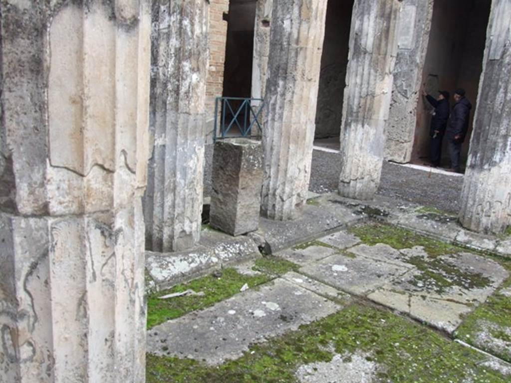 IX.1.20 Pompeii.  December 2007.  Room 2.  Atrium. Tufa columns and basin.