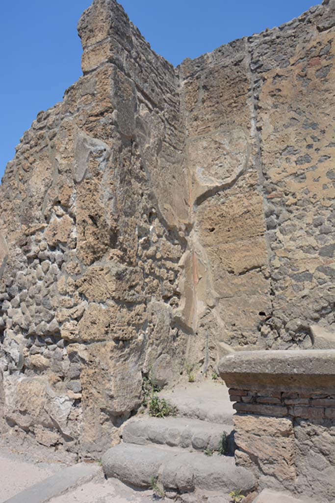 IX.1.20 Pompeii. July 2017. Looking towards entrance steps at west end of podium. 
Foto Annette Haug, ERC Grant 681269 DÉCOR
