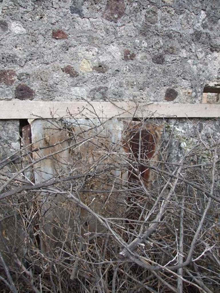 IX.2.16. Pompeii.  December 2007.  Entrance at IX.2.15 from inside garden area.