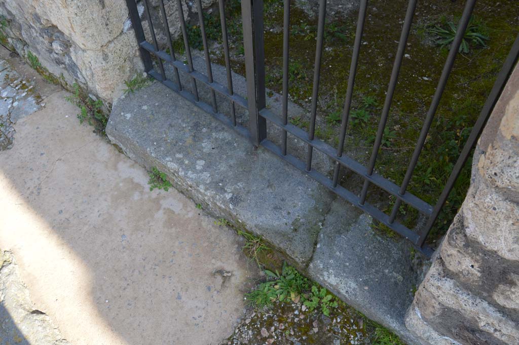IX.2.26 Pompeii. March 2019. Looking towards east side of entrance doorway threshold.  
Foto Taylor Lauritsen, ERC Grant 681269 DÉCOR.
