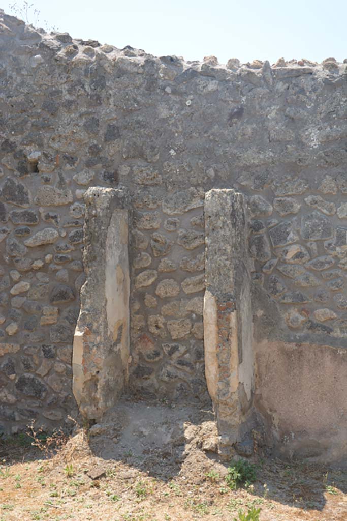 IX.2.27 Pompeii. July 2017. Looking towards west wall of peristyle, with remains of shrine. 
Foto Annette Haug, ERC Grant 681269 DÉCOR.
