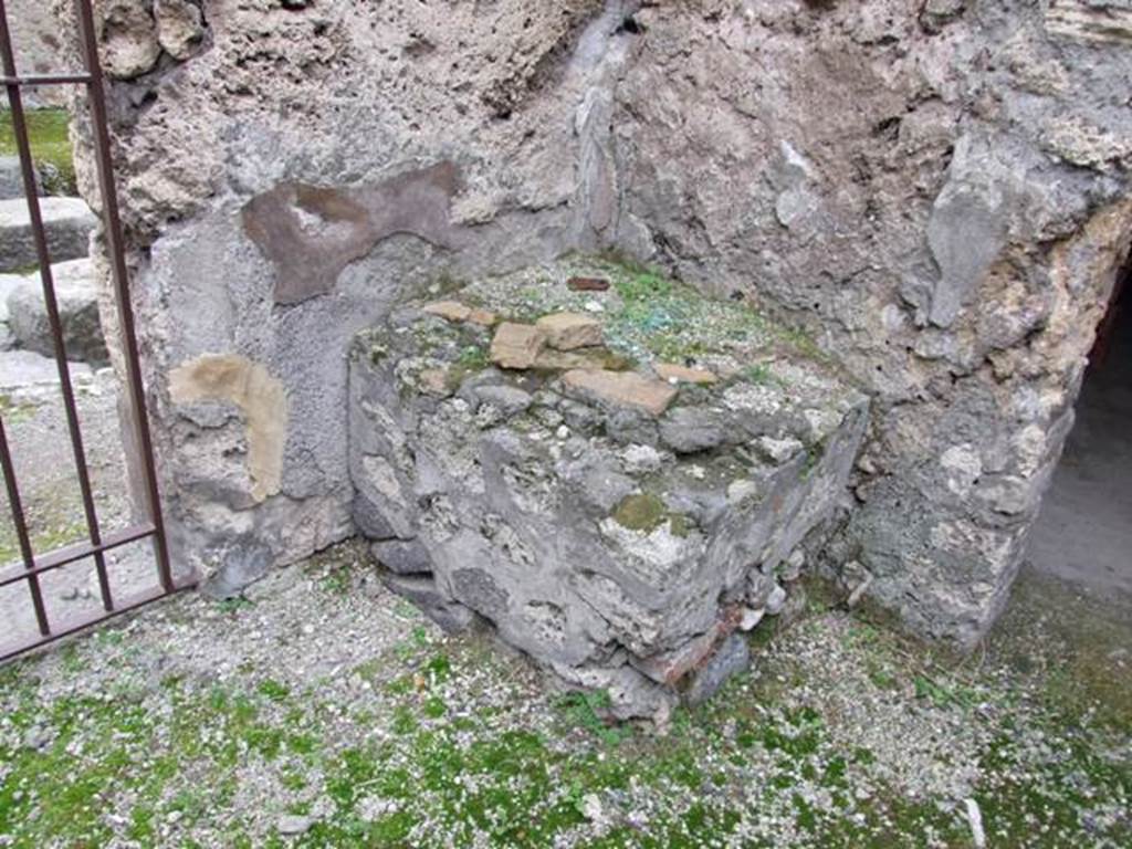 IX.3.19 Pompeii. December 2007. Room 10 the shop-room, with masonry parapet/podium on west side, for mortar?.