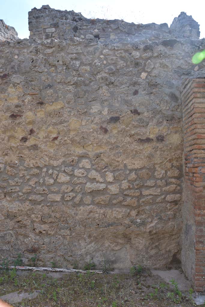 IX.5.2 Pompeii. May 2017. 
Room L, west wall at north end, with pilaster separating from room k, on right.
Foto Christian Beck, ERC Grant 681269 DCOR.

