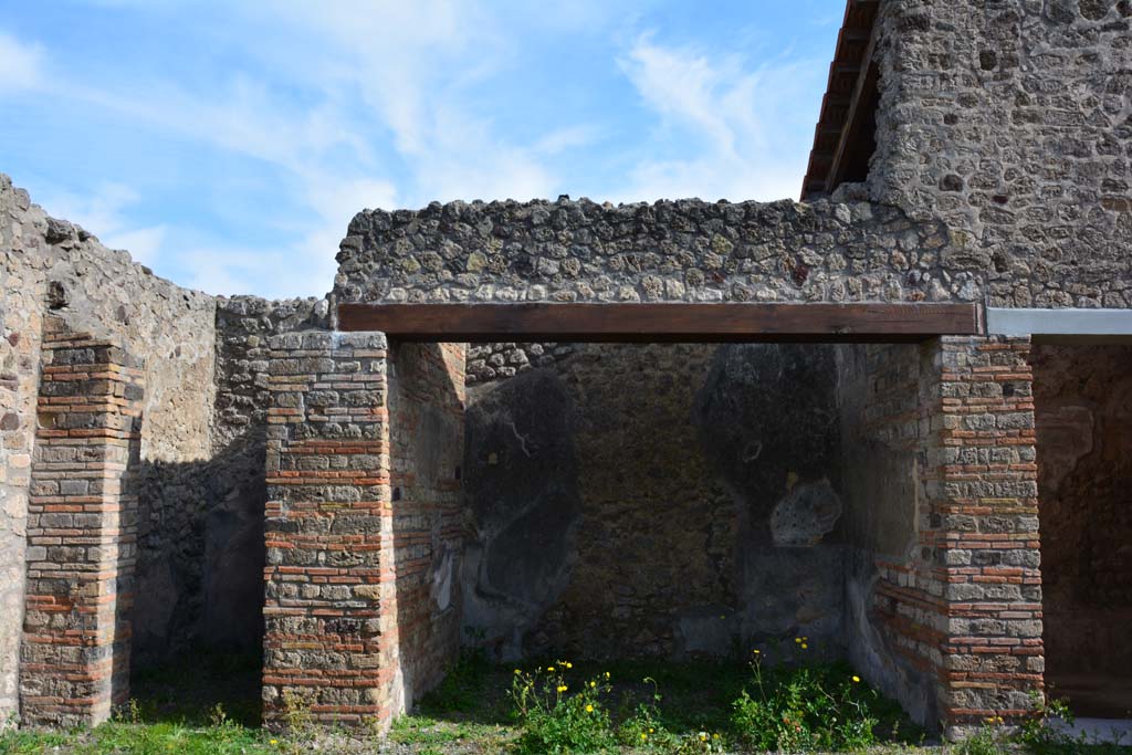 IX.5.2 Pompeii. March 2017. Room e, (in centre) on east side of atrium b.
Foto Christian Beck, ERC Grant 681269 DCOR.

