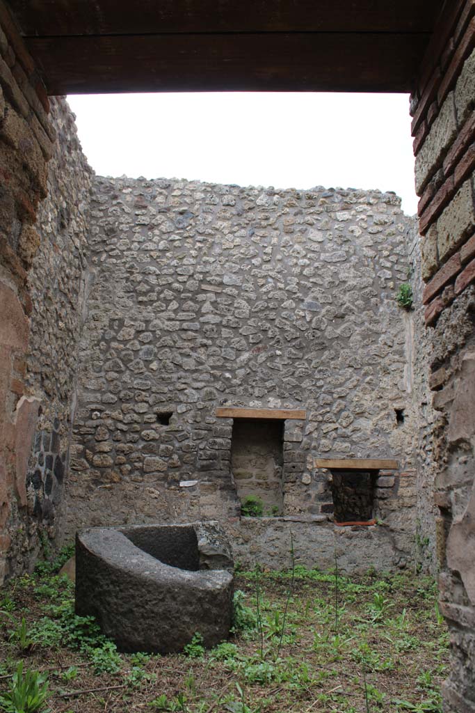 IX.5.4 Pompeii. March 2019. Room d, looking south through doorway from room c.
Foto Christian Beck, ERC Grant 681269 DCOR
