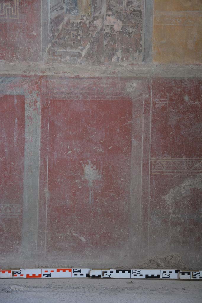 IX.5.6 Pompeii. May 2017. 
Room i, zoccolo below dividing panel on west wall at north end.
Foto Christian Beck, ERC Grant 681269 DCOR.
