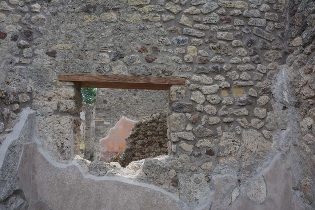 IX.5.8 Pompeii. May 2017. Detail of window in south wall.
Foto Christian Beck, ERC Grant 681269 DCOR.
