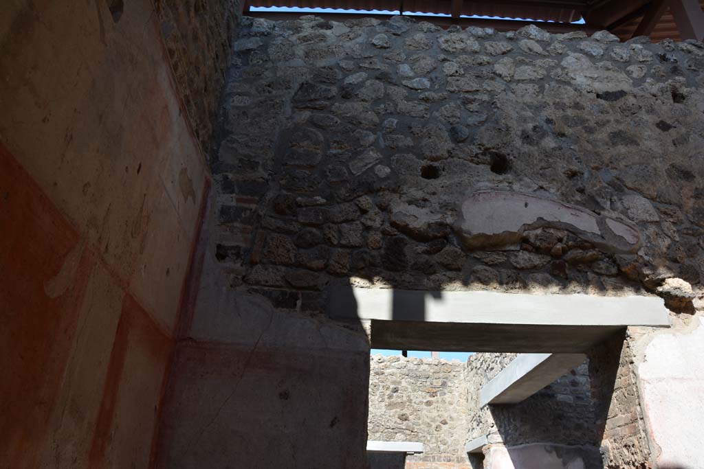 IX.5.11 Pompeii. May 2017. Room f, upper east wall above doorway to atrium b.
Foto Christian Beck, ERC Grant 681269 DCOR.
