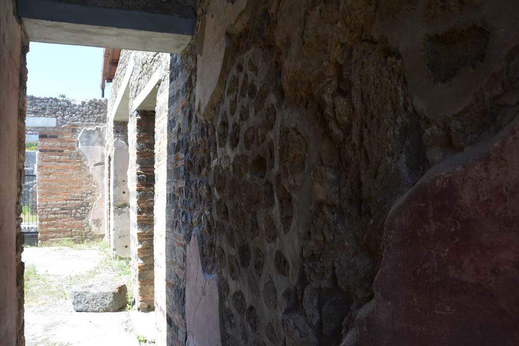 IX.5.11 Pompeii. May 2017. Room m, looking north along lower east wall.
Foto Christian Beck, ERC Grant 681269 DCOR.
