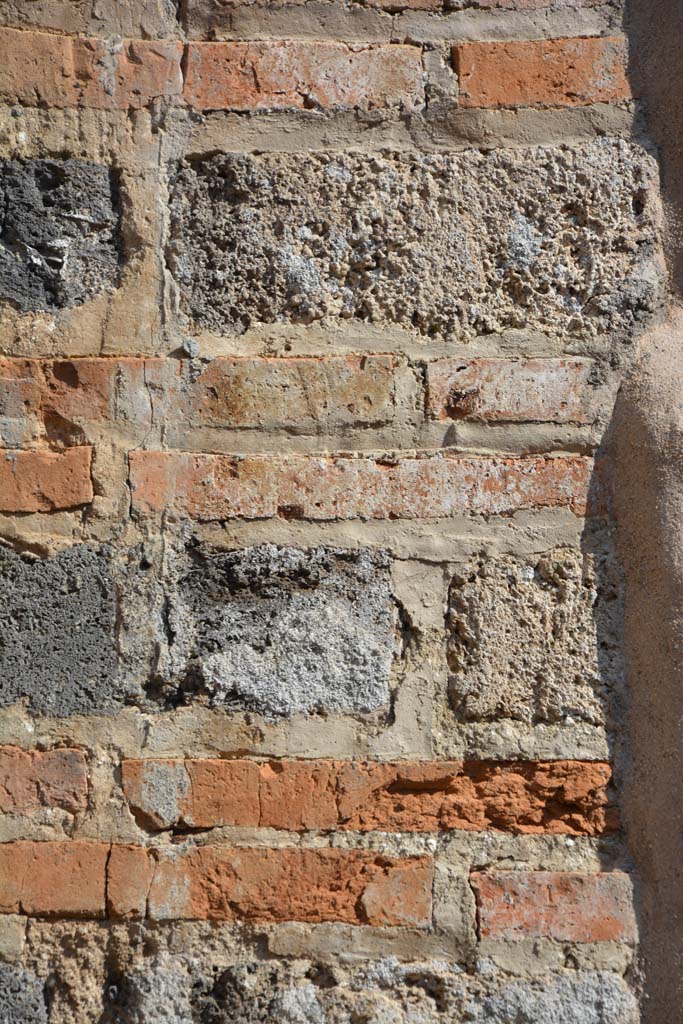 IX.5.11 Pompeii. May 2017. 
Room b, detail from upper dividing pilaster between corridor m, on left, and tablinum l (L), on right.
Foto Christian Beck, ERC Grant 681269 DÉCOR.
