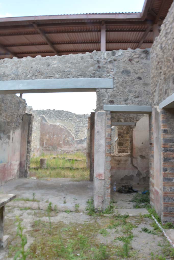 IX.5.11 Pompeii. May 2017. 
Room b, south-west corner of atrium with doorway to room k, on right of tablinum.
Foto Christian Beck, ERC Grant 681269 DÉCOR.

