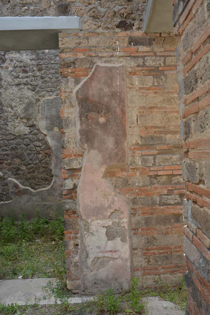 IX.5.11 Pompeii. May 2017. 
Looking west to wall in atrium b, on north side of room d, in north-west corner of atrium. 
Foto Christian Beck, ERC Grant 681269 DÉCOR.
