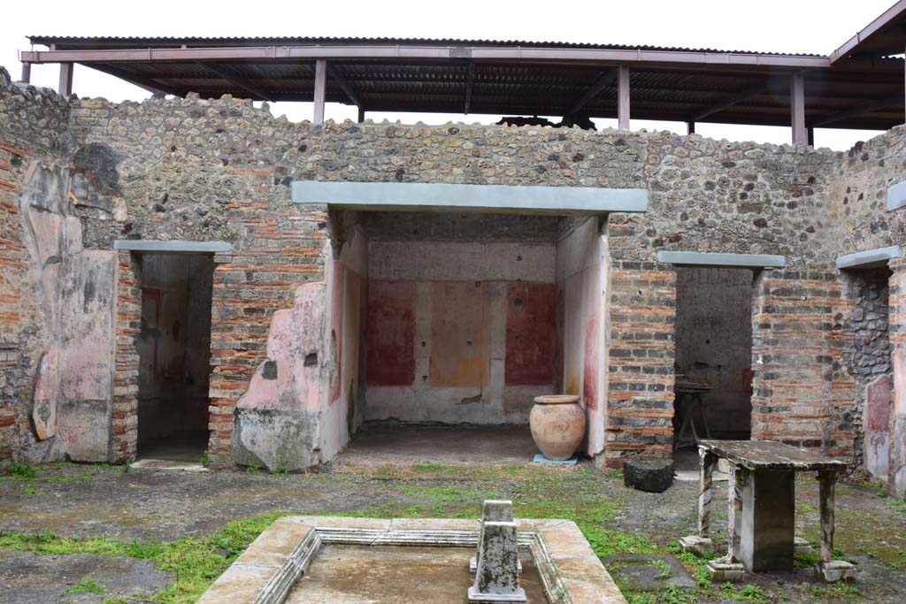 IX.5.11 Pompeii. March 2017. Looking east across impluvium in atrium b, towards east ala h, in centre.
Foto Christian Beck, ERC Grant 681269 DCOR.
