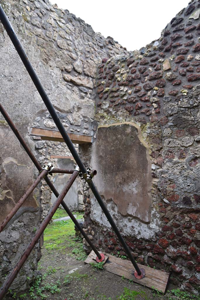 IX.5.18 Pompeii. March 2018. 
Room “u”, north-east corner, with doorway in north wall into corridor “q”.
Foto Annette Haug, ERC Grant 681269 DÉCOR.
