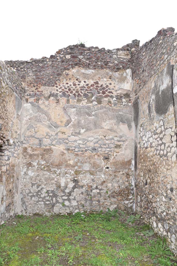IX.5.18 Pompeii. March 2018.  Room “r”, looking towards north wall from corridor “q”.
Foto Annette Haug, ERC Grant 681269 DÉCOR.

