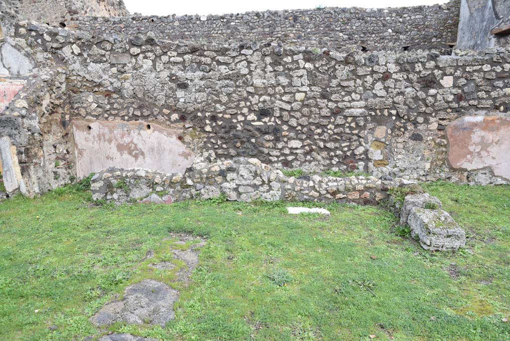 IX.5.18 Pompeii. March 2018.  Room “l” (L), looking across area on south side of doorway threshold, centre left, towards east side.
Foto Annette Haug, ERC Grant 681269 DÉCOR.
