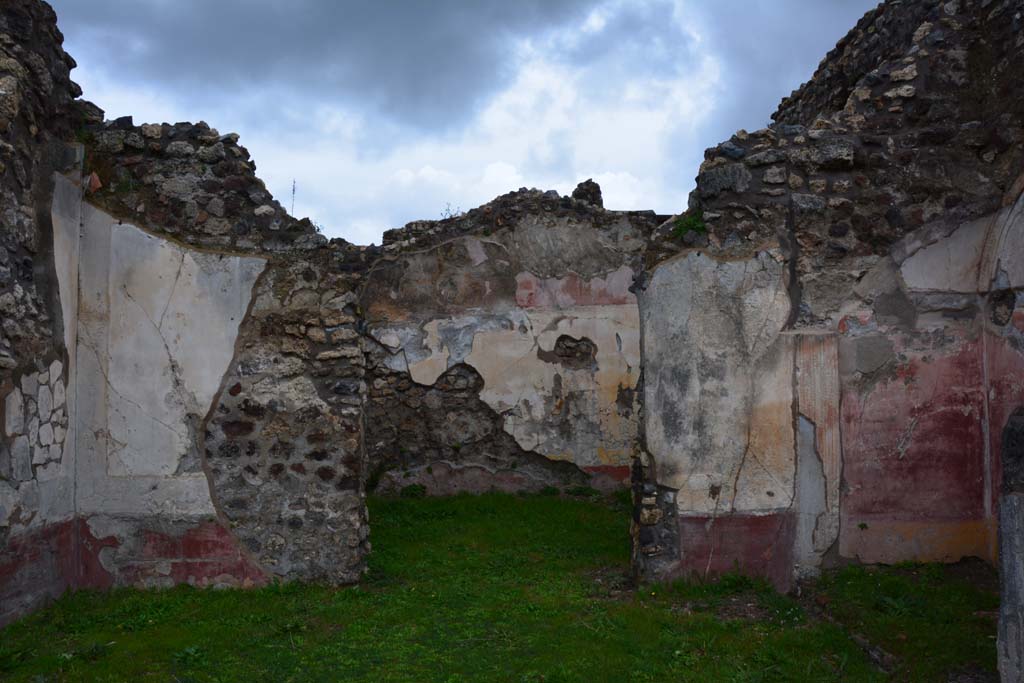 IX.5.18 Pompeii. March 2018. Room “l” (L), looking towards north wall with doorway to room “o”, in centre.
Foto Annette Haug, ERC Grant 681269 DÉCOR.


