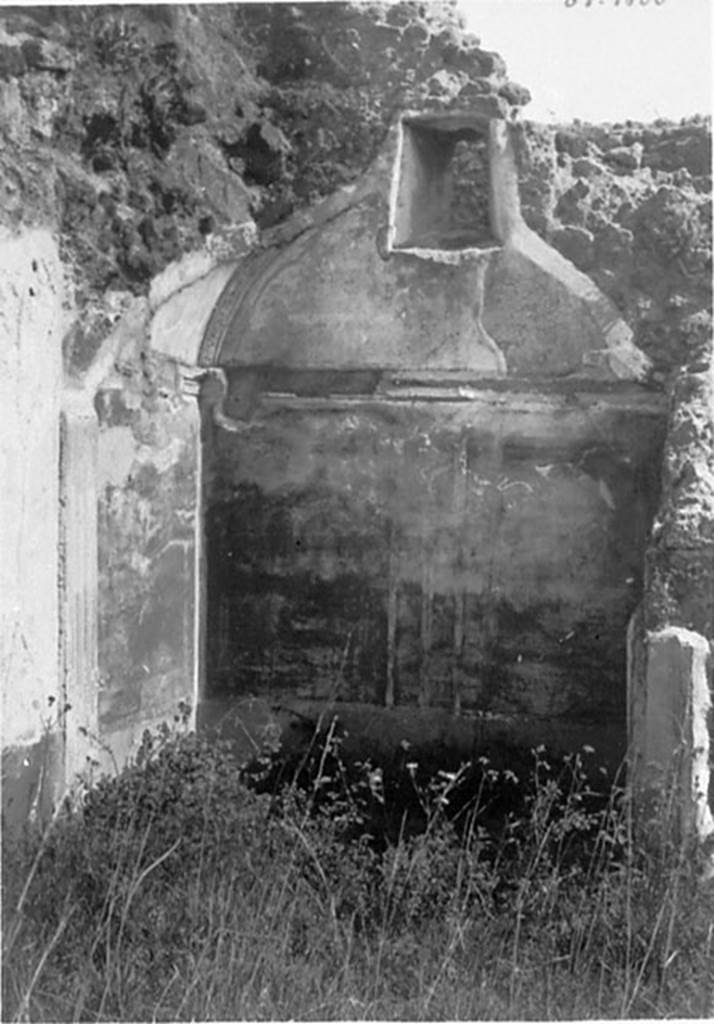 IX.5.18 Pompeii. 1961. Room n, small room, or alcove on east side in north-east corner.
DAIR 61.1127. Photo © Deutsches Archäologisches Institut, Abteilung Rom, Arkiv. 
See http://arachne.uni-koeln.de/item/marbilderbestand/936486
