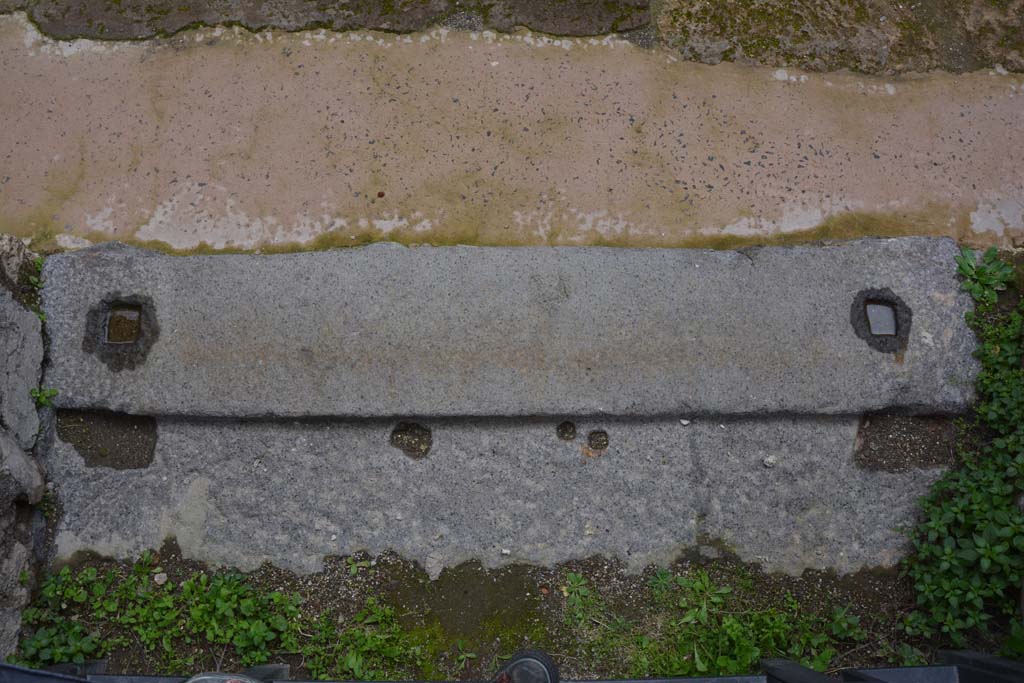 IX.5.18 Pompeii. March 2018. Room “a”, detail of doorway threshold, looking south to roadway.
Foto Annette Haug, ERC Grant 681269 DÉCOR.
