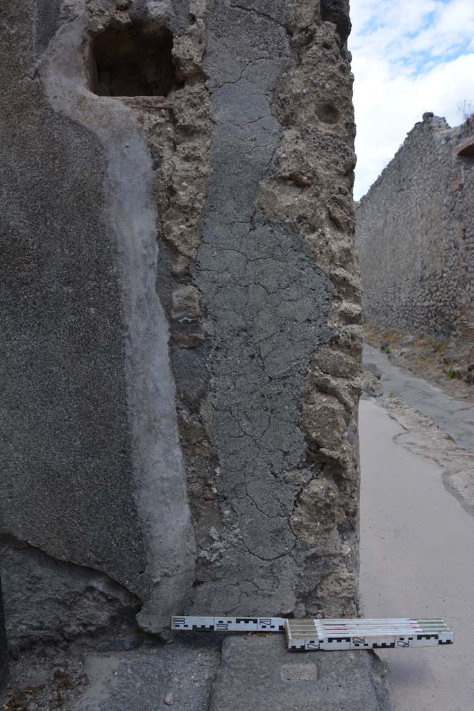 IX.5.18 Pompeii. May 2017. Room a, lower east side of entrance doorway.
Foto Christian Beck, ERC Grant 681269 DÉCOR.
