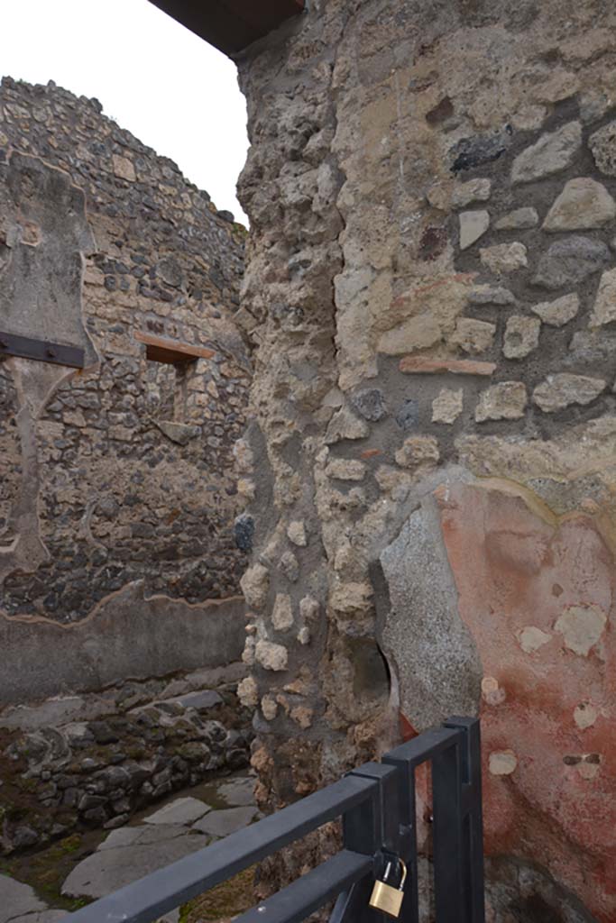 IX.5.18 Pompeii. March 2018. Room “a”, entrance corridor, looking towards west wall at south end.
Foto Annette Haug, ERC Grant 681269 DÉCOR.

