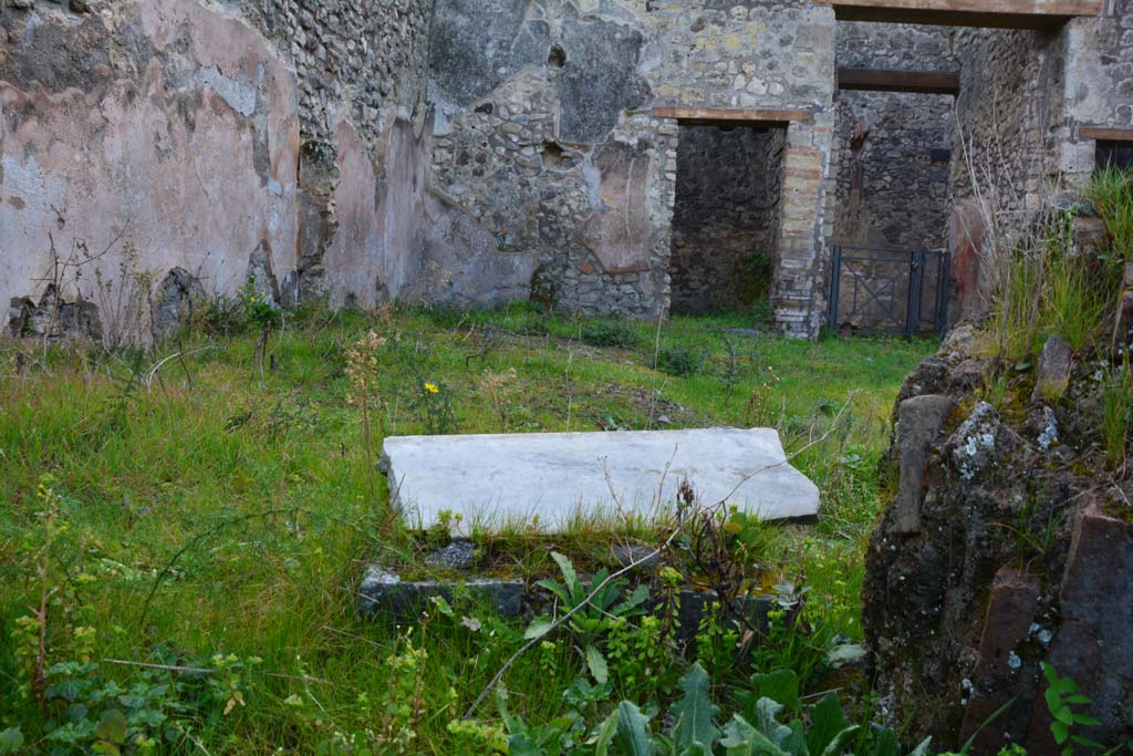 IX.5.18 Pompeii. March 2017. Room “b”, looking south across atrium towards south-east corner.
Foto Christian Beck, ERC Grant 681269 DÉCOR.
