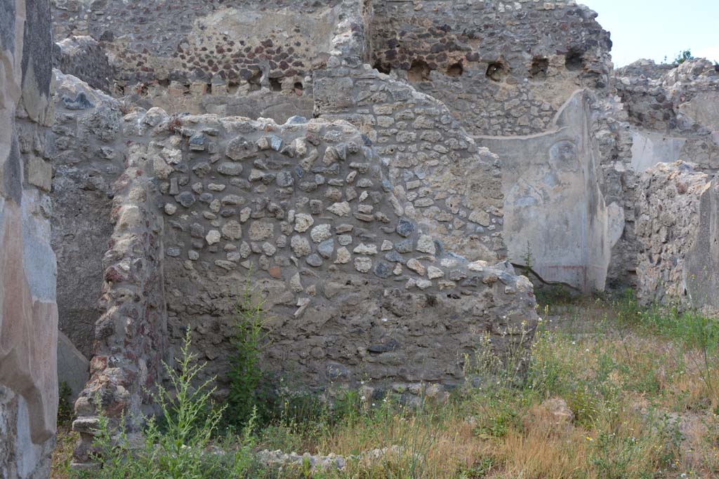 IX.5.18 Pompeii. May 2017. 
Room “b”, north-west corner, looking north towards area “z”, with doorway to room “g”, on left, and room “p”, on right.
Foto Christian Beck, ERC Grant 681269 DÉCOR.

