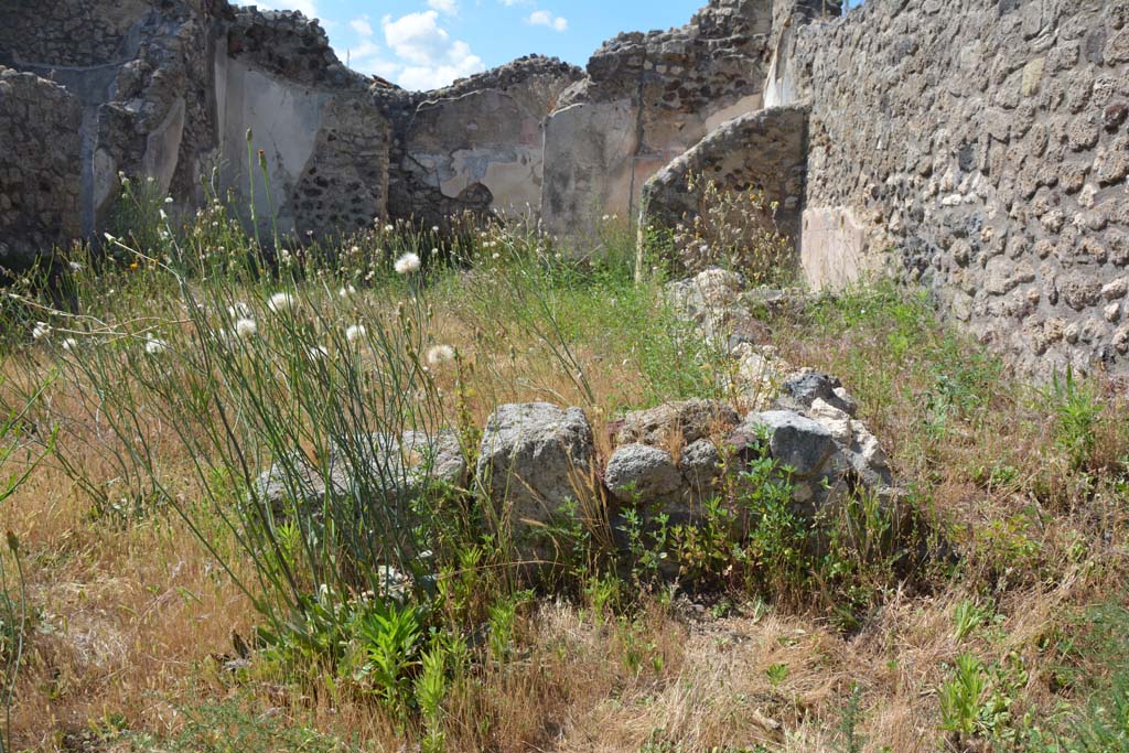 IX.5.18 Pompeii. May 2017. Room b, looking north towards wall on west side of entrance to room k.
Foto Christian Beck, ERC Grant 681269 DÉCOR.


