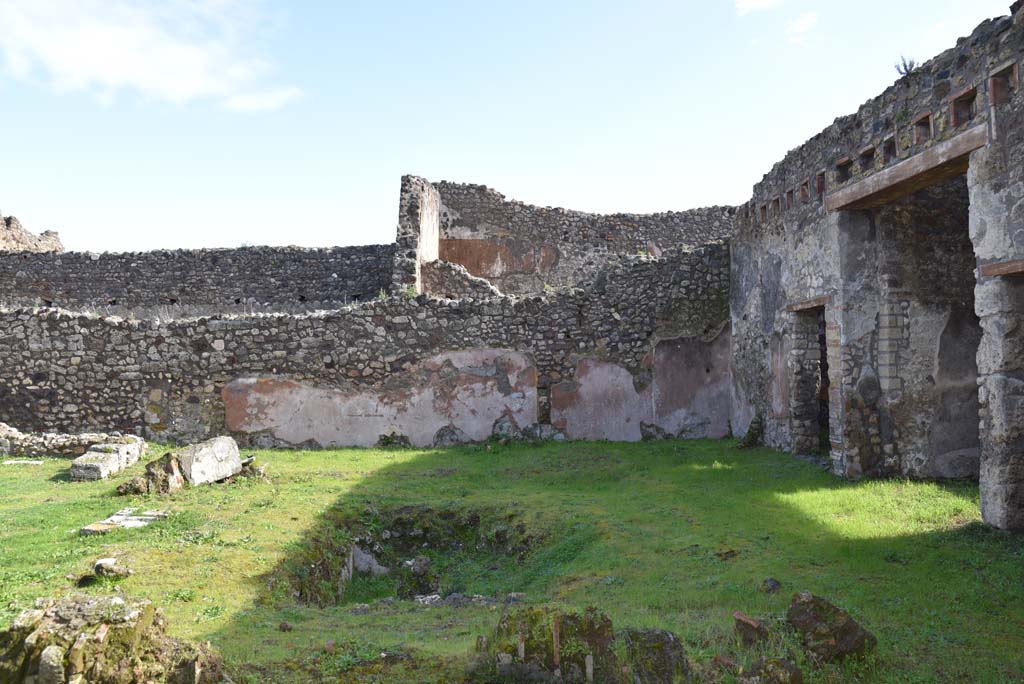 IX.5.18 Pompeii. March 2018. Looking east across atrium/courtyard garden. 
Foto Annette Haug, ERC Grant 681269 DÉCOR.

